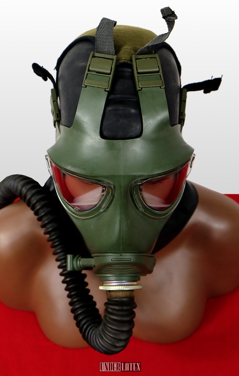grüne Gasmaske M2000 aufgesetzt von oben mit russischem Faltenschlauch