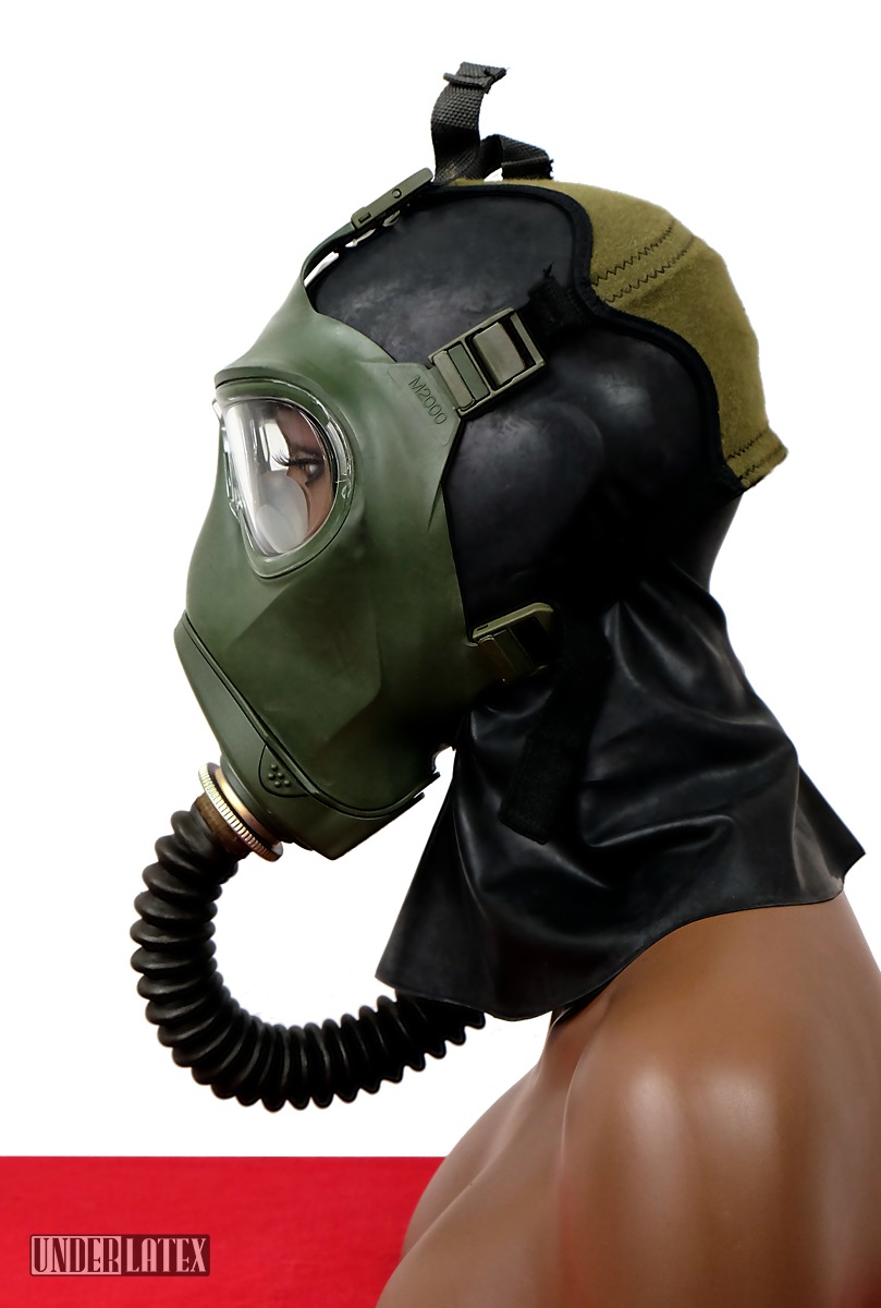 grüne Gasmaske M2000 aufgesetzt seitlich gesehen mit russischem Faltenschlauch