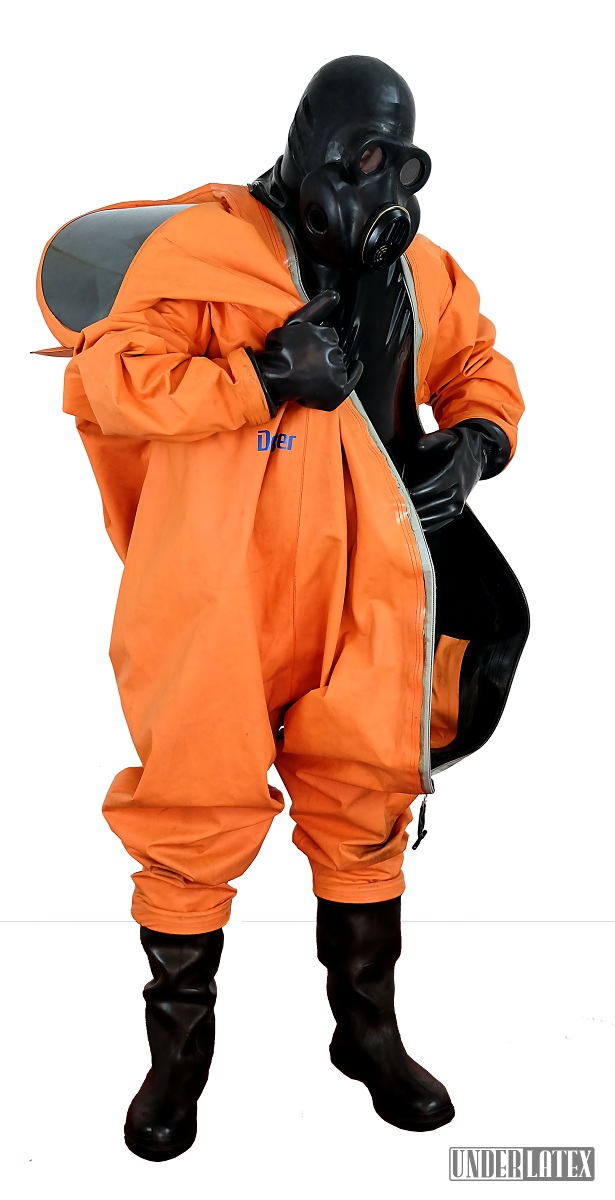Dräger CSA Schutzanzug Modell FPM Orange halb angezogen mit Gasmaske PBF in schwarz
