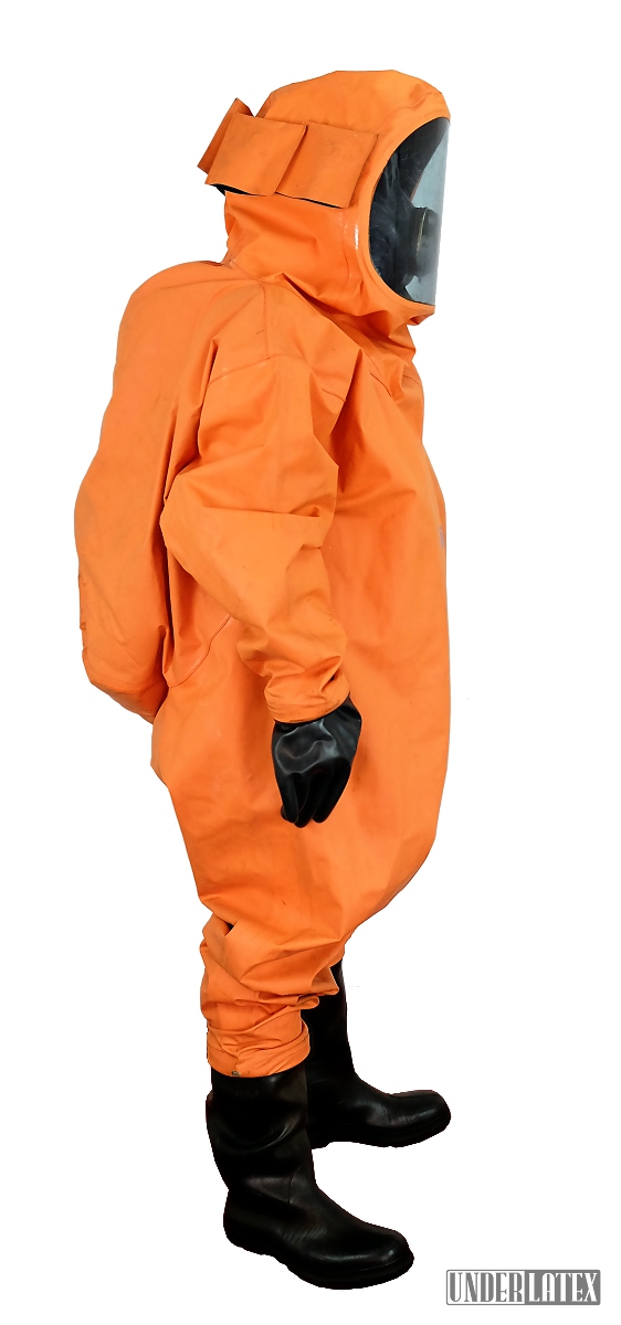 Dräger CSA Schutzanzug Modell FPM Orange komplett angezogen mit Gasmaske PBF in schwarz von der Seite gesehen