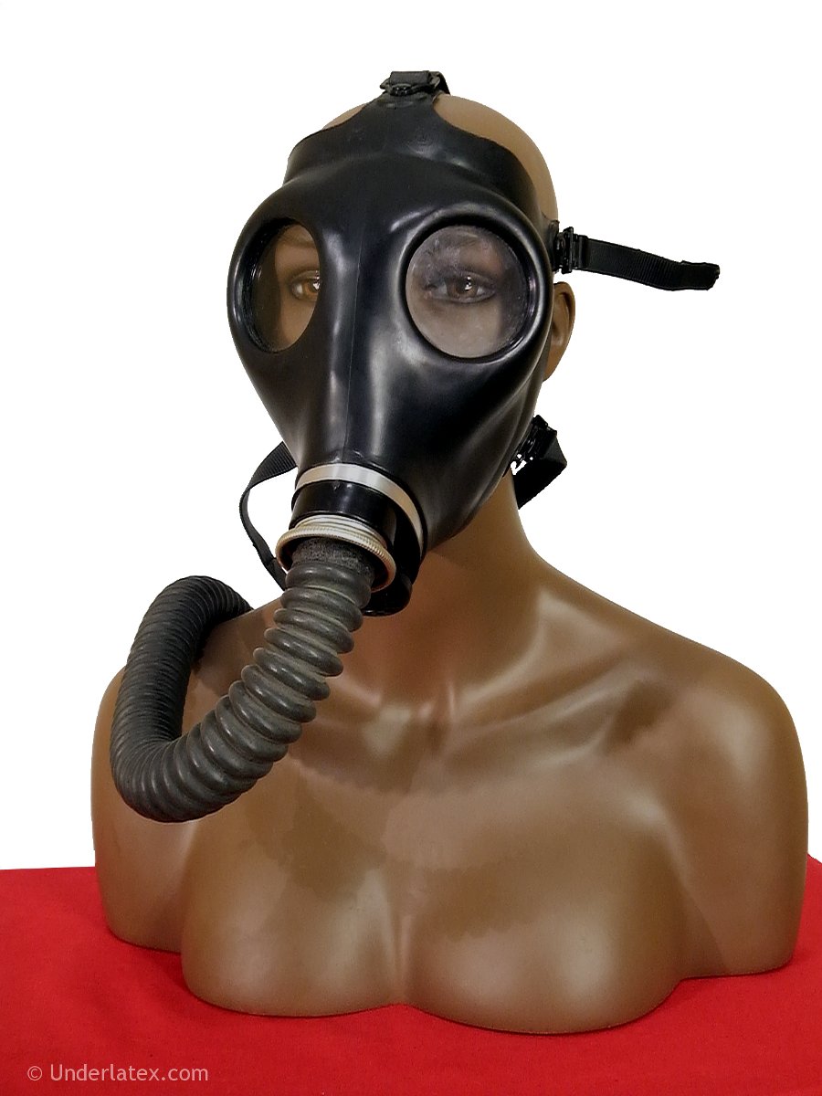 Israelische Gasmaske Nr.4 mit Faltenschlauch auf Latexhaube von vorn gesehen