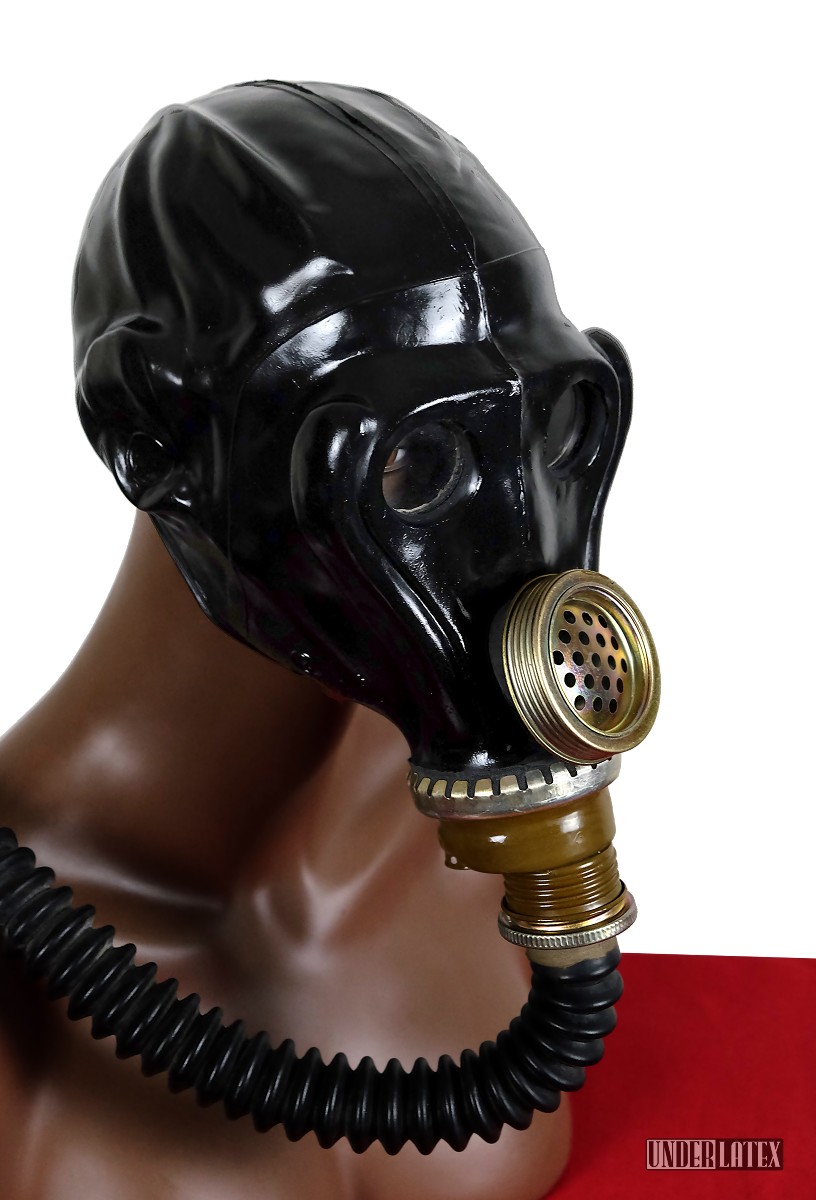 russische Gasmaske SchMS in schwarz aus Gummi mit Faltenschlauch