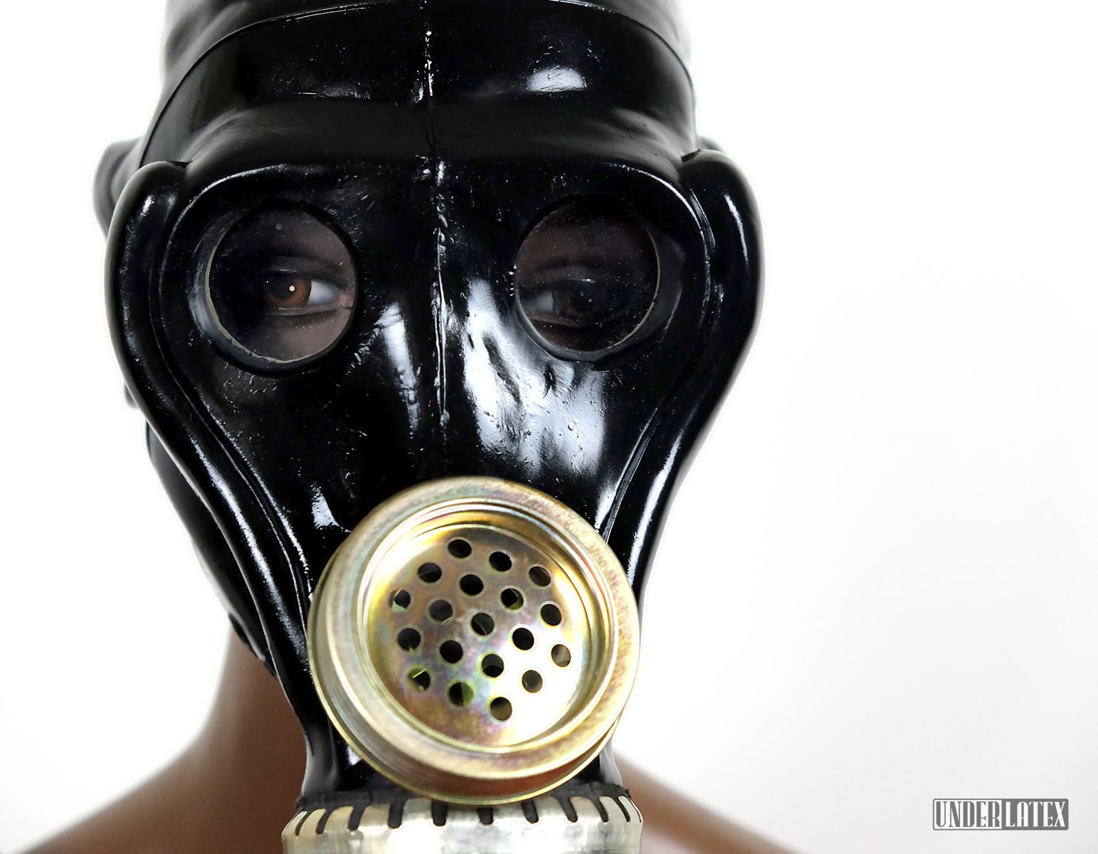 russische Gasmaske SchMS in schwarz aus Gummi frontal mit Detail der Augen und der Sprechmuschel gesehen