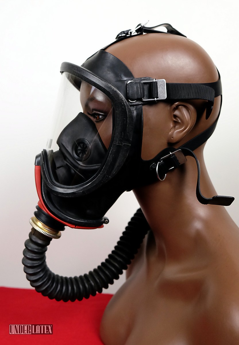 Gasmaske MSA Auer Ultra Elite frontal im Profil mit Faltenschlauch aus schwarzem Latex