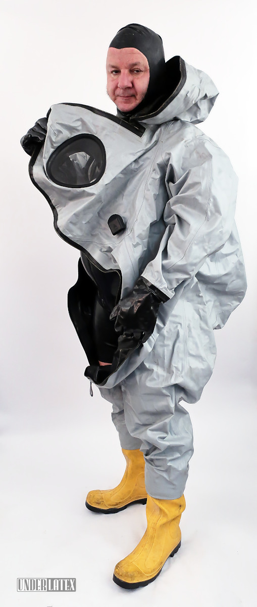 CSA Auer grau mit integrierter Maske Dräger Modell 60 RA halb angezogen von vorn
